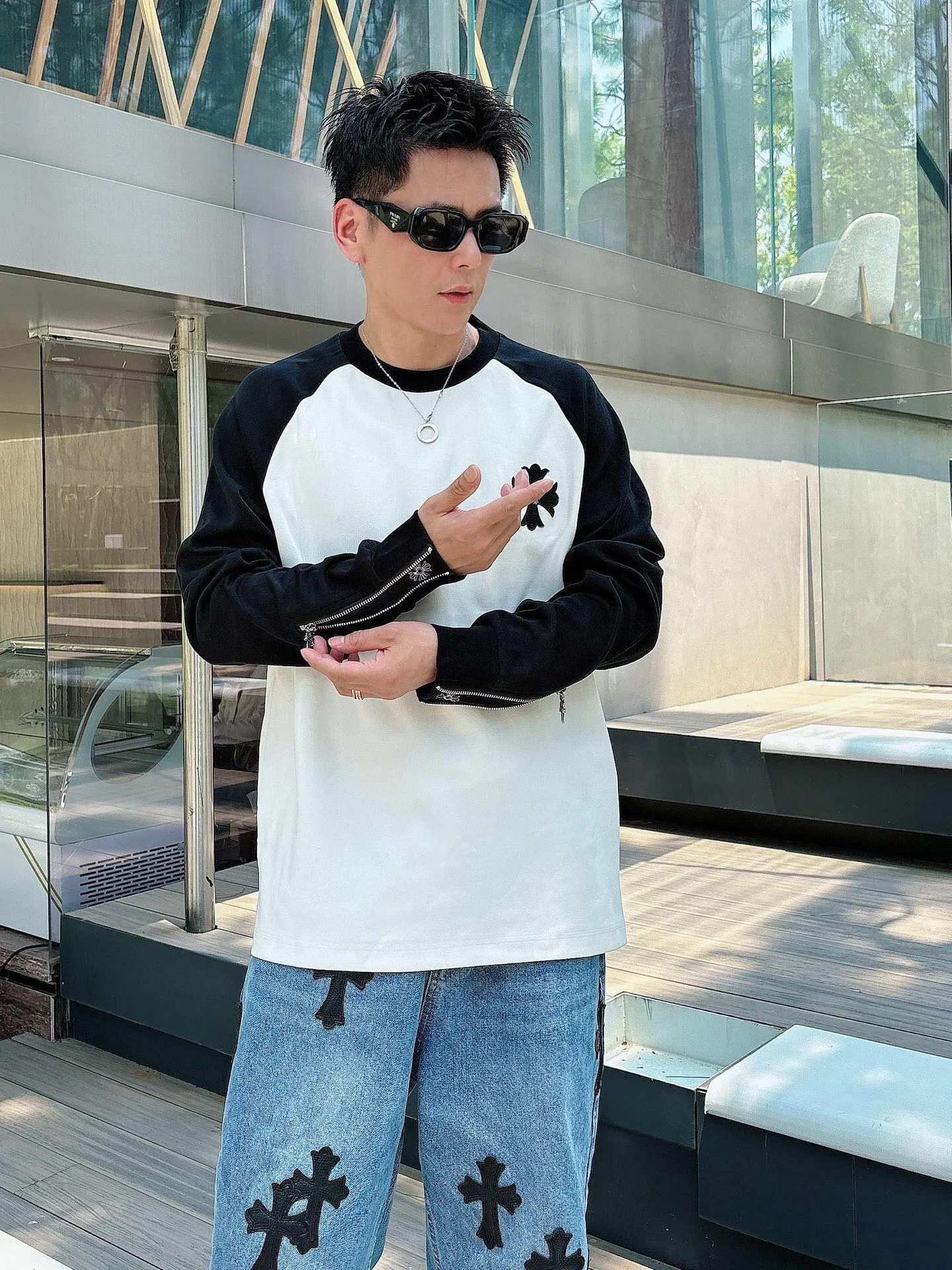 P420 💰 ChromeHearts Chrome Heart Round Neck Raglan Sleeves—Pursue quality and ensure quality! Using double-sided cotton fabric, the texture is clearly visible, the texture is soft, delicate and smooth, and the custom-made leather stitching process is full of drape! The workmanship is fine and the shoulder lines are smooth. All imported chain machines are used to make the shoulder rolling strips. It has a certain thickness and is not made of cheap material but has a shiny feel that is comfortable and not tight on the upper body. It is the most avant-garde street item that can be easily matched by both men and women!  Color: black Size: m-3xl Style number: 3566
